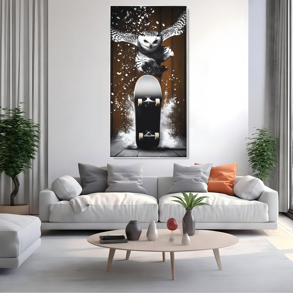 Tablou canvas cu tablou canvas cu bufnita pe skateboard, in rama de aluminiu argintiu, pe perete intr-un living
